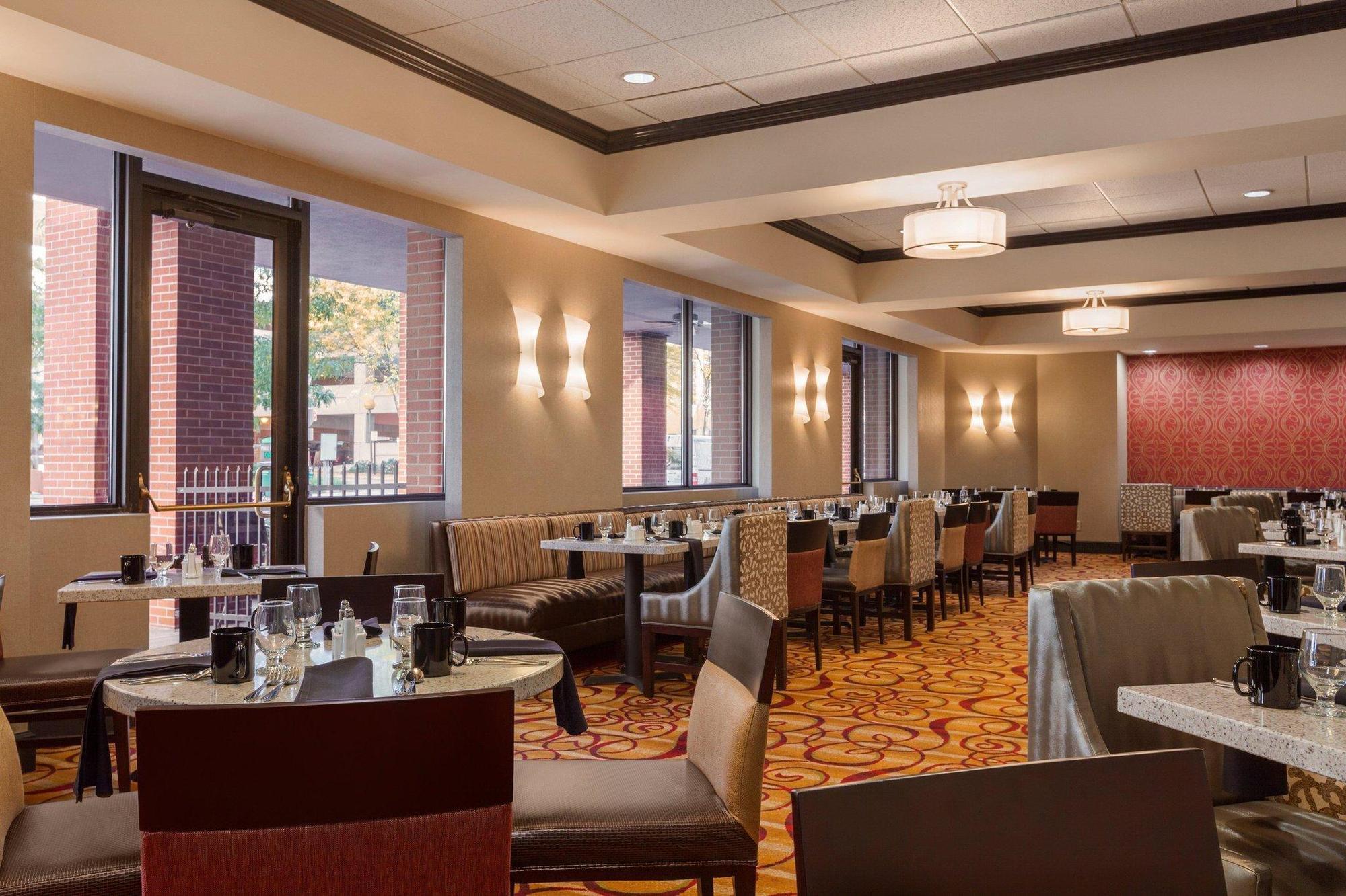 Hilton Fort Wayne At The Grand Wayne Convention Center (Adults Only) Eksteriør billede